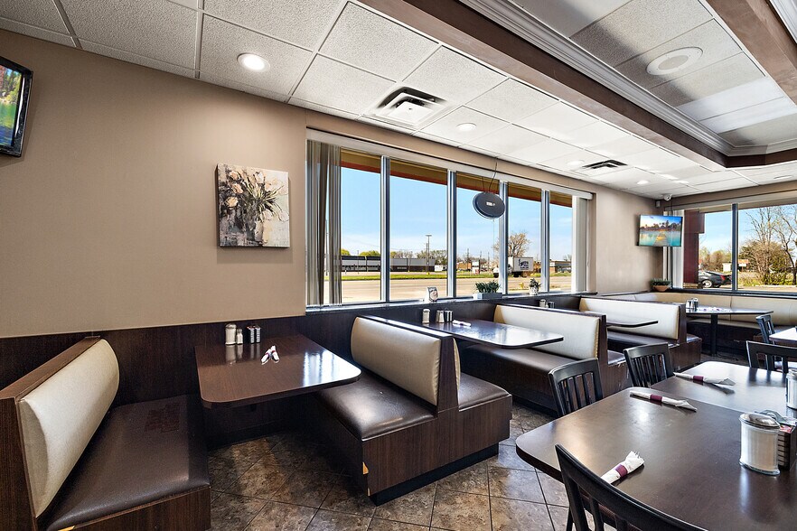 More Photos Of 37116 S Groesbeck Hwy, Clinton Township Restaurant For Sale