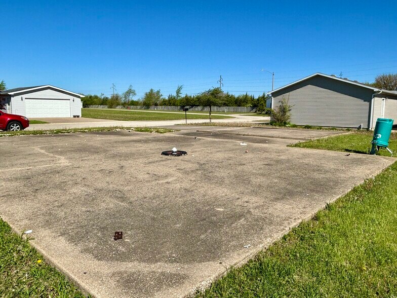 More Photos Of 104 Enterprise Dr, Chenoa Manufactured Housing Mobile Home Park For Sale