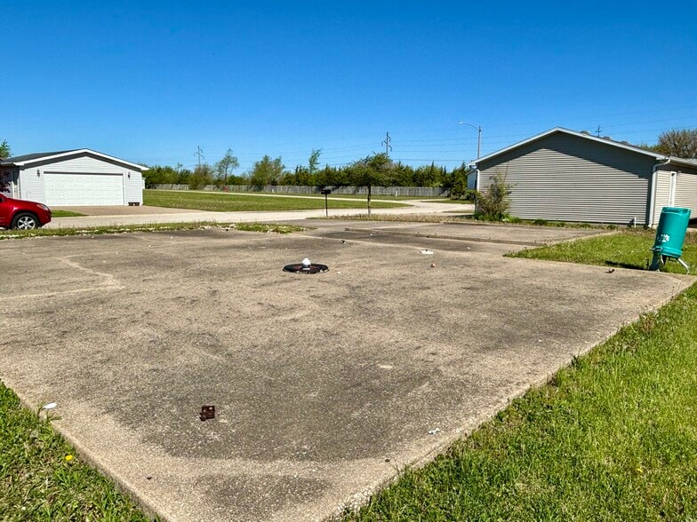 More Photos Of 104 Enterprise Dr, Chenoa Manufactured Housing Mobile Home Park For Sale