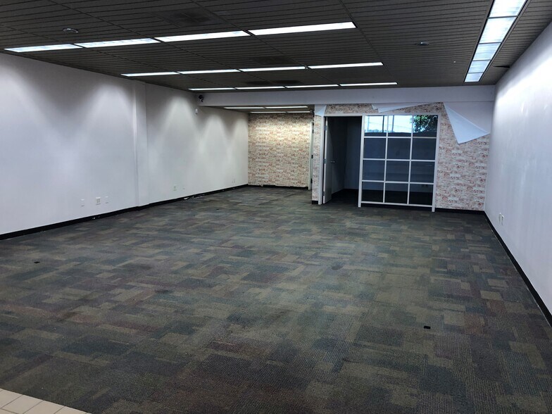 More Photos Of 345 E Indian Trl, Aurora Unknown For Lease