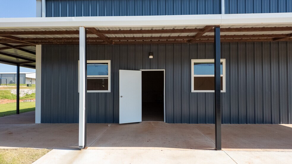 More Photos Of 11770 Black Sand Dr, Edmond Manufacturing For Sale