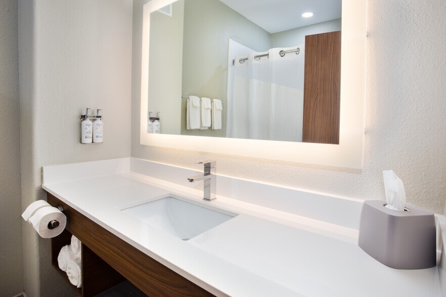 More Photos Of 21010 Katy Fwy, Katy Hotel For Sale