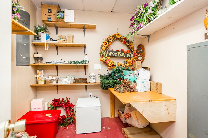 More Photos Of 223 W Main St, Mountain View Storefront For Sale