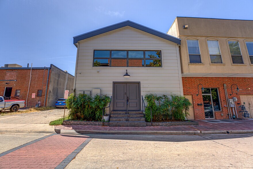 More Photos Of 1013 E 15th St, Plano Storefront For Sale