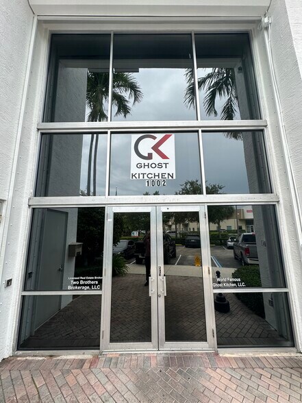 More Photos Of 1002 E Newport Center Dr, Deerfield Beach Flex For Lease