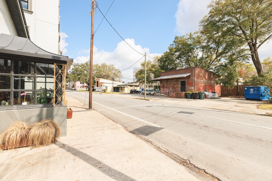 More Photos Of 15 W 43rd St, Savannah Restaurant For Lease