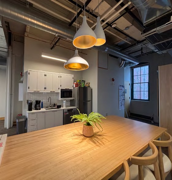 More Photos Of 2900 Detroit Ave, Cleveland Office For Lease