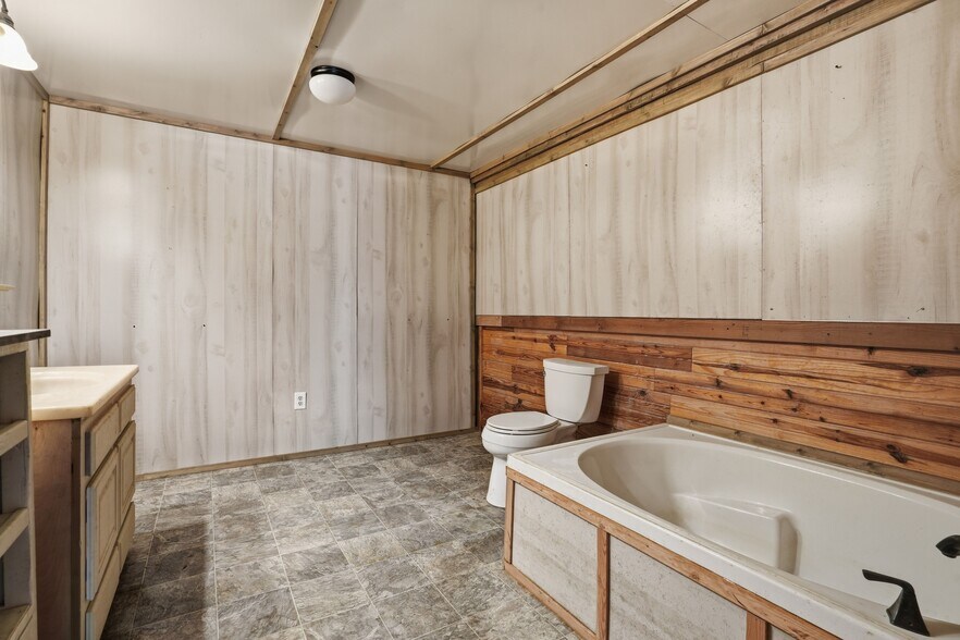 More Photos Of 113 S Wilder St, Chouteau General Retail For Sale