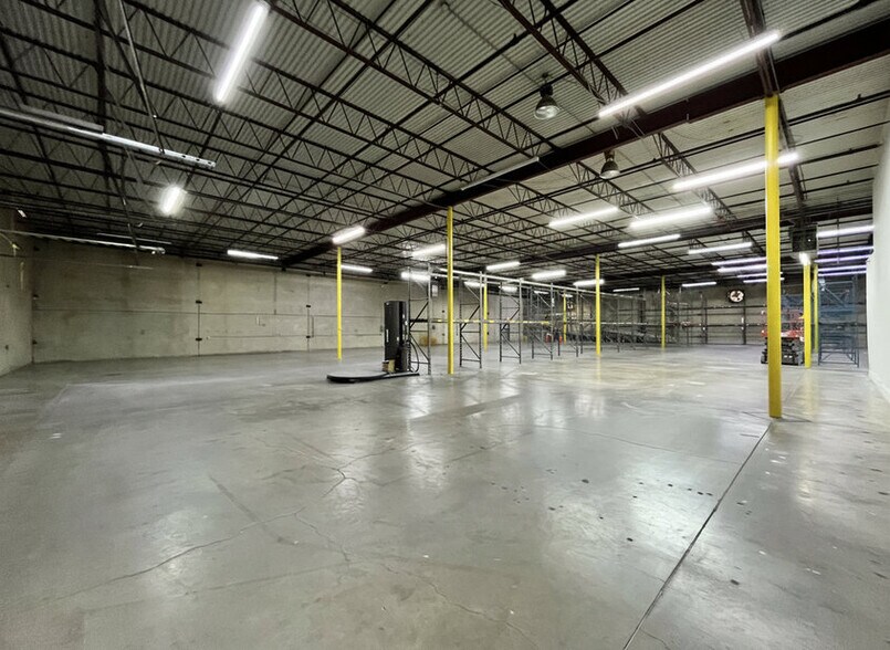 More Photos Of 1900 Surveyor Blvd, Carrollton Warehouse For Lease