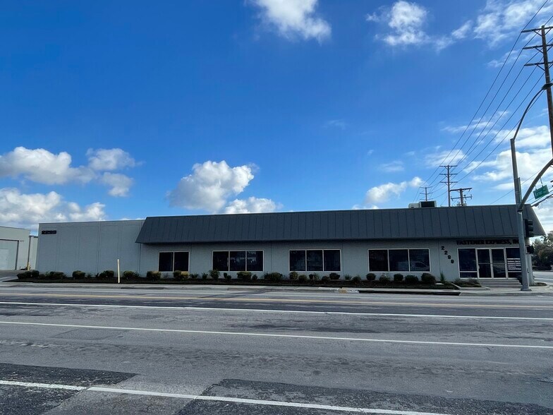 More Photos Of 2299 S Grand Ave, Santa Ana Warehouse For Lease