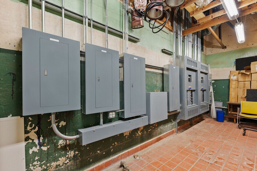 More Photos Of 531 W Main St, Denison Office For Sale