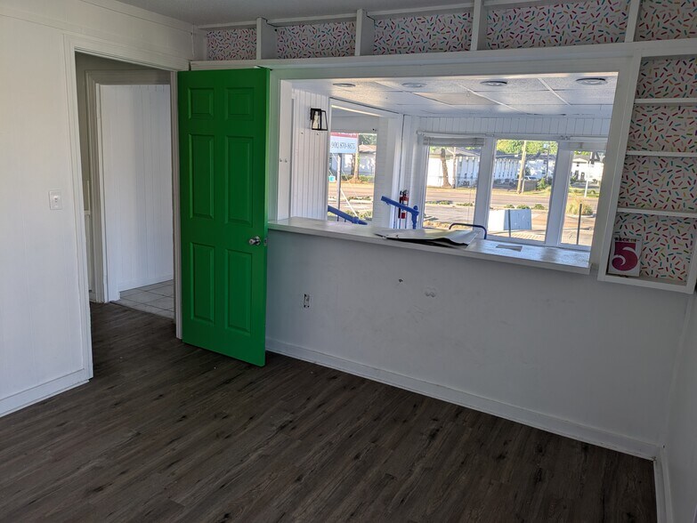 More Photos Of 734 Mt Moriah Rd, Memphis Loft Creative Space For Lease