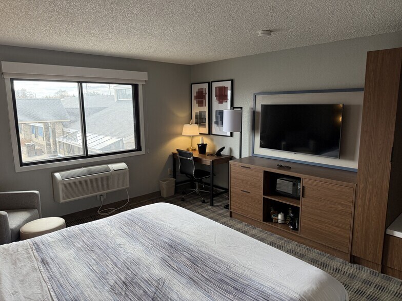 More Photos Of 11 E South Ave, Chippewa Falls Hotel For Sale