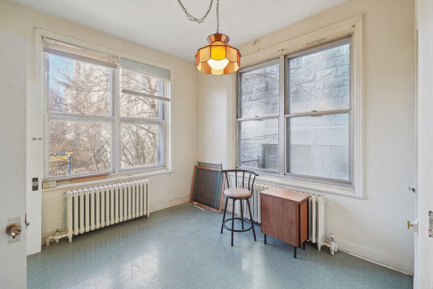 More Photos Of 215 St De Castelnau E, Montréal General Retail For Lease
