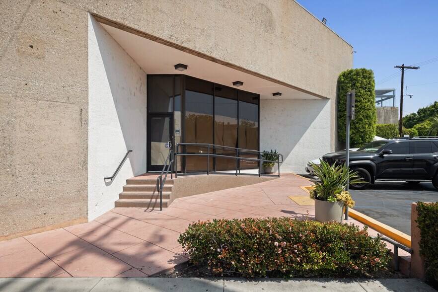 More Photos Of 1700 N Vermont Ave, Los Angeles General Retail For Lease