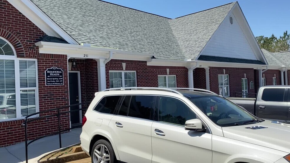 More Photos Of 245-251 River Park North Dr, Woodstock Medical For Lease