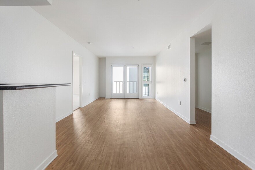 More Photos Of 214 Santa Monica Blvd, Santa Monica Apartments For Lease