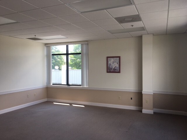 More Photos Of 48 W Montgomery Xrd, Savannah General Retail For Lease