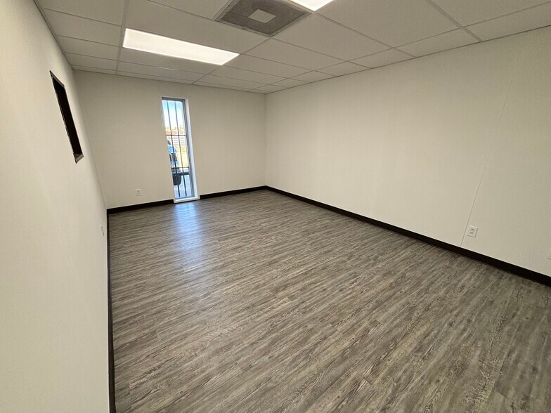 More Photos Of 2570 Berner St, Fort Worth Service For Sale