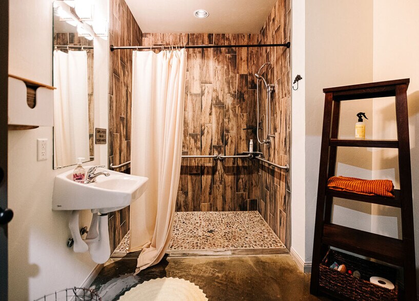 More Photos Of 2851 W Edmond Rd, Edmond Storefront Retail Office For Sale