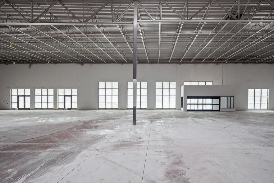 More Photos Of 662-868 E Big Beaver Rd, Troy Storefront For Lease