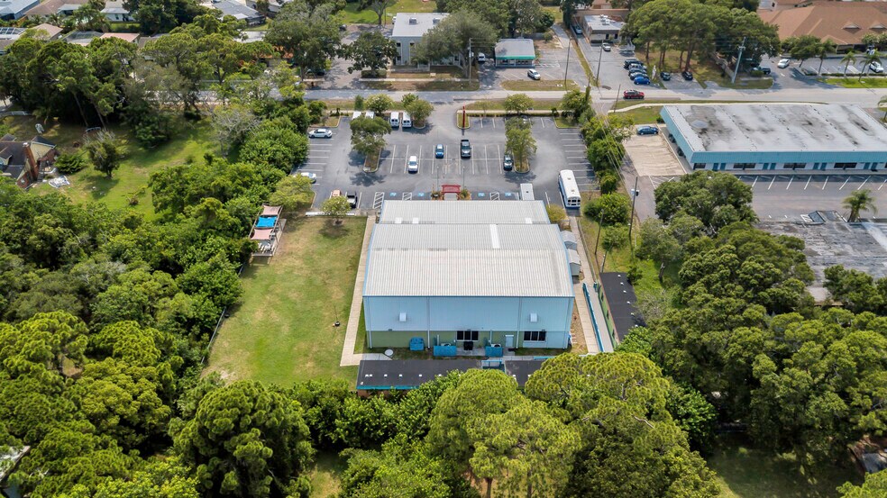 More Photos Of 7633 131st St, Seminole Freestanding For Sale