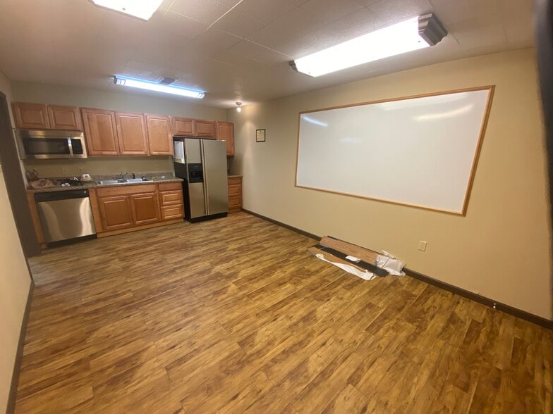 More Photos Of 1128 Westwood Dr, Rosenberg Office For Lease