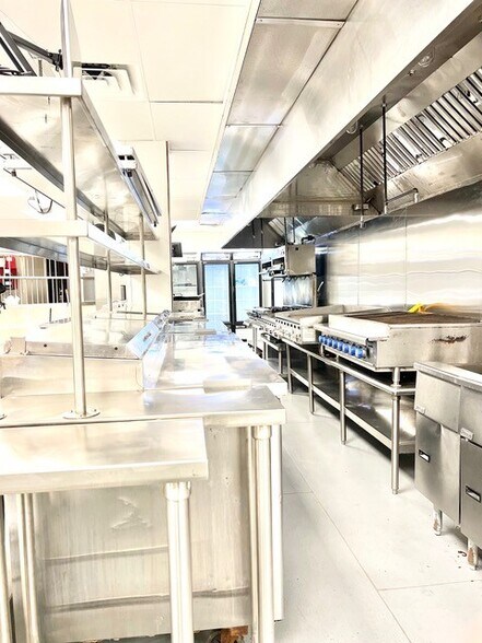 More Photos Of 1002 E Newport Center Dr, Deerfield Beach Flex For Lease