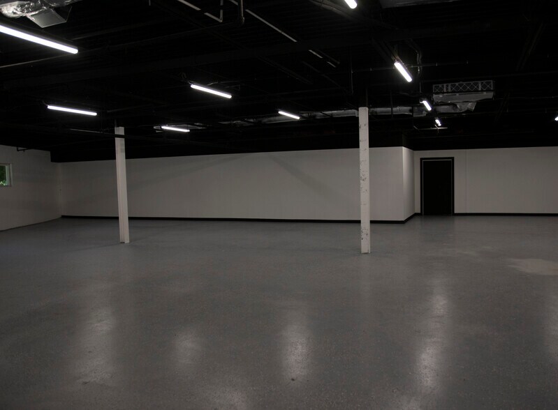 More Photos Of 41 Elm St, Stoneham Warehouse For Lease