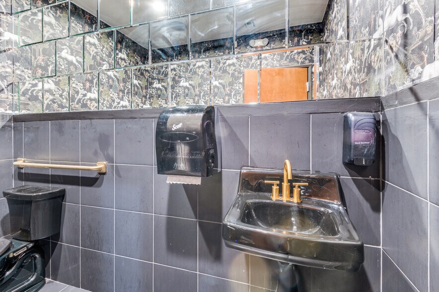 More Photos Of 2601 W Jefferson St, Grand Prairie Bar For Sale