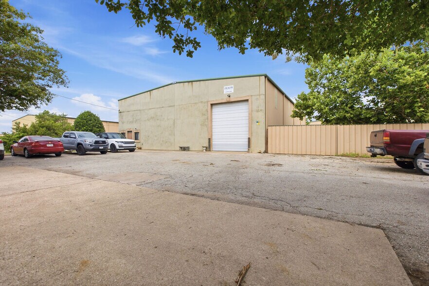 More Photos Of 2349 Patterson Industrial Dr, Pflugerville Warehouse For Lease
