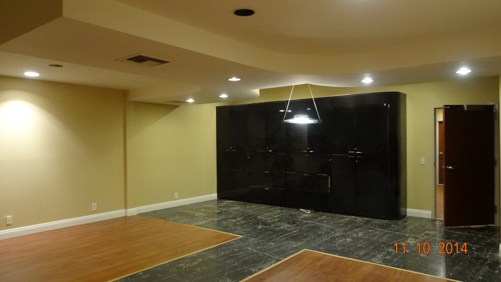 More Photos Of 18747 Sherman Way, Reseda Office For Lease