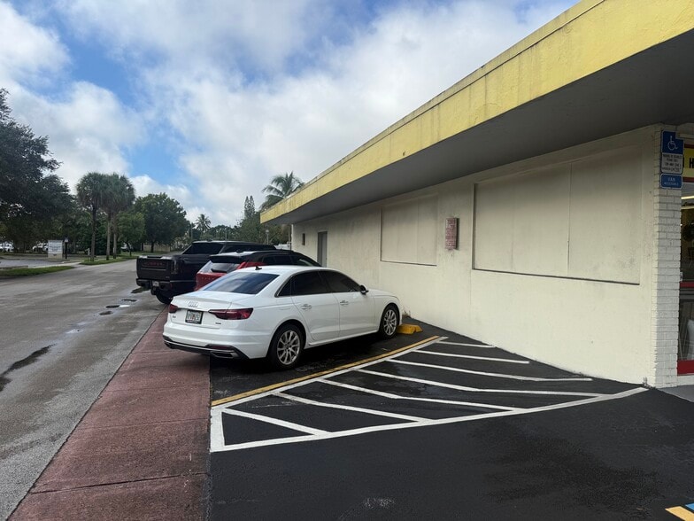 More Photos Of 6140 Hollywood Blvd, Pembroke Pines Storefront For Sale