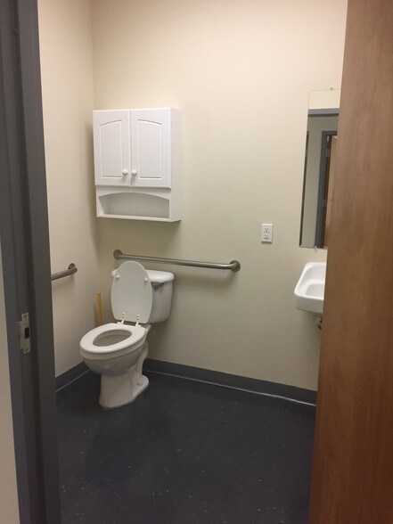 More Photos Of 3653 Regent Blvd, Jacksonville Flex For Lease