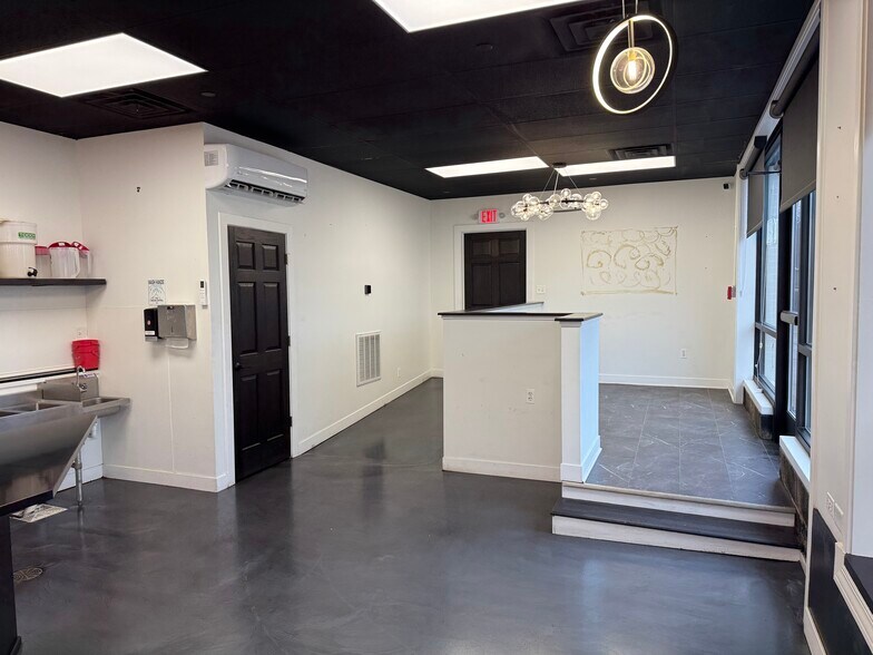 More Photos Of 109 S Bridge St, Yorkville Storefront Retail Residential For Lease