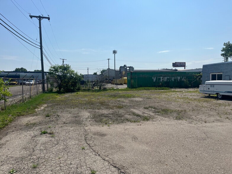 More Photos Of 27206 Groesbeck Hwy, Roseville Industrial For Sale