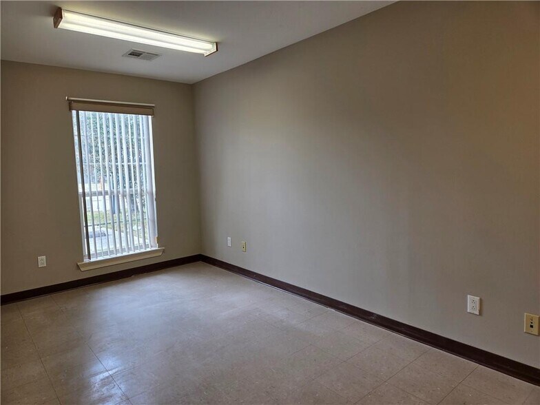 More Photos Of 1065 Muller Pky, Westwego Office For Sale