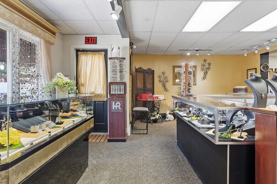 More Photos Of 12 Lindell Ave, Leominster General Retail For Sale