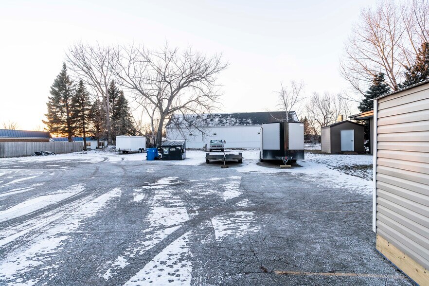 More Photos Of 1119 N 42nd St, Grand Forks Office For Lease