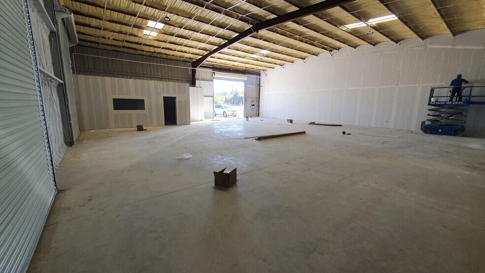 More Photos Of 12130 Antoine Dr, Houston Manufacturing For Lease