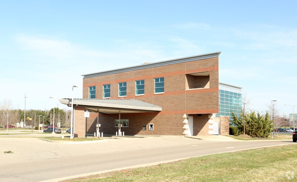 More Photos Of 17900 Haggerty Rd, Livonia Bank For Lease