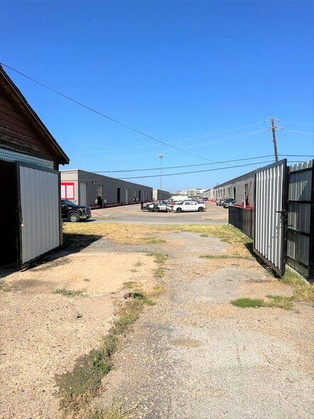 More Photos Of 11462 Newkirk St, Dallas Office For Sale