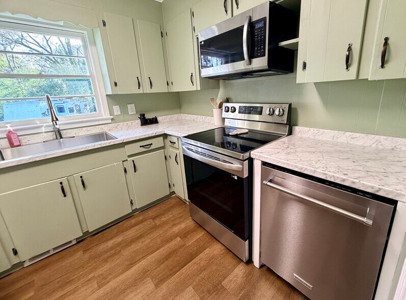 More Photos Of 1400 Pearman Dairy Rd, Anderson Office For Sale