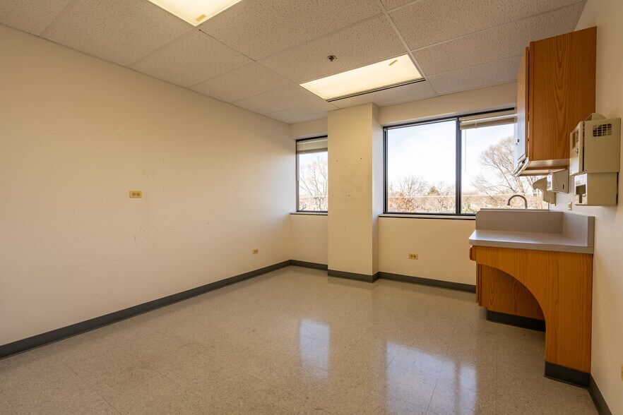 More Photos Of 1111 Superior St, Melrose Park Medical For Lease