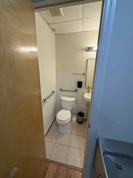 More Photos Of 6116 Rolling Rd, Springfield Medical For Sale