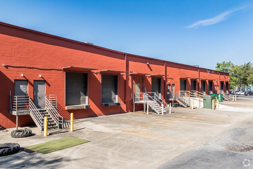 More Photos Of 3201 Atlanta Industrial Pky NW, Atlanta Light Distribution For Lease