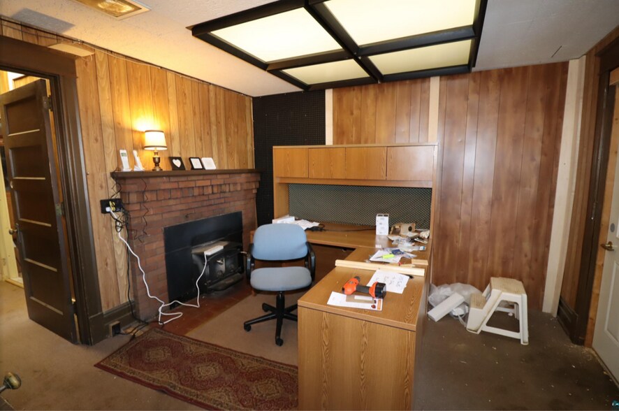 More Photos Of 220 Main St E, Ashland Office For Sale