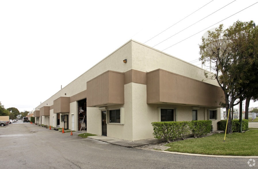 More Photos Of 4201 N Dixie Hwy, Boca Raton Light Distribution For Sale