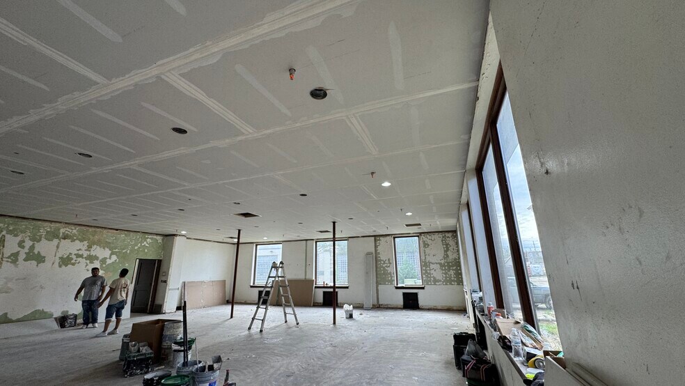 More Photos Of 1442 N Memorial Dr, Racine Office For Sale