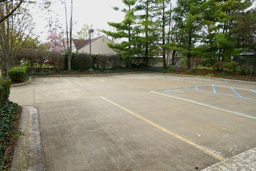 More Photos Of 907 W 14 Mile Rd, Clawson Office For Sale